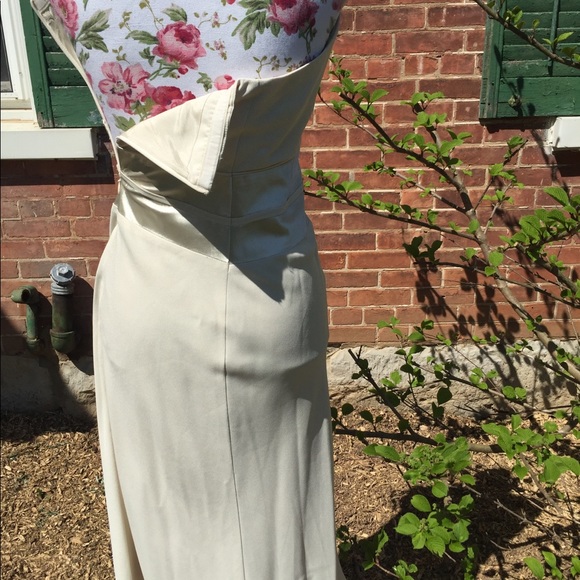 🔻SALE🔻Halter style dress 🌺 - Picture 3 of 7